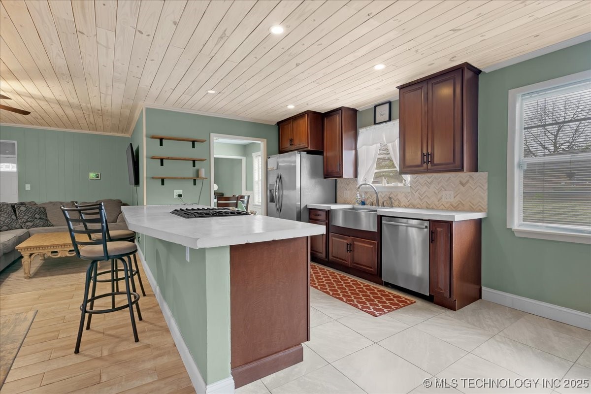 700 N Village Avenue