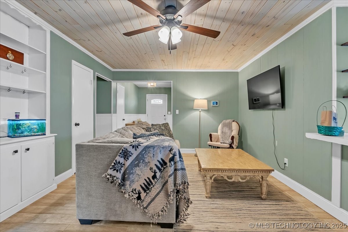 700 N Village Avenue