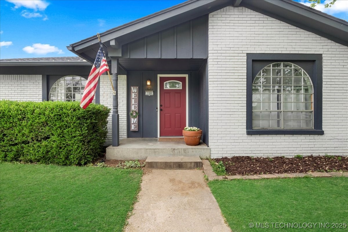 700 N Village Avenue