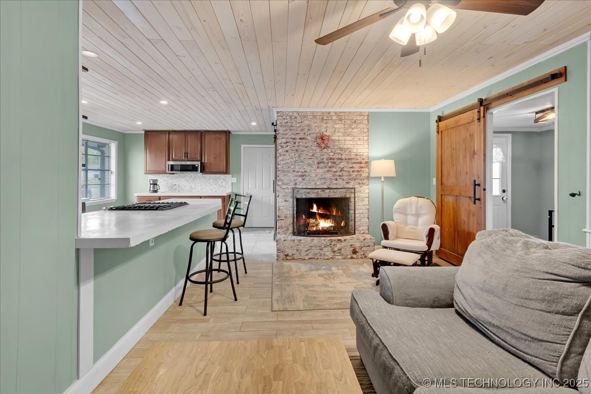 700 N Village Avenue