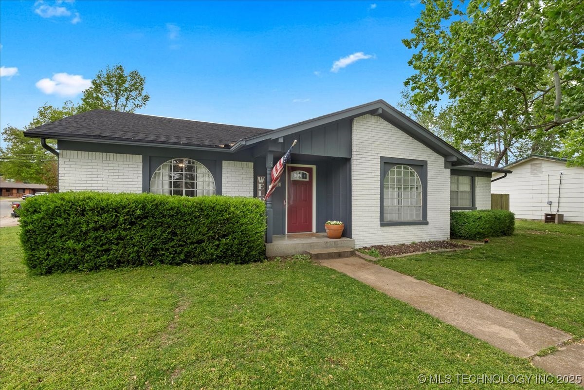 700 N Village Avenue