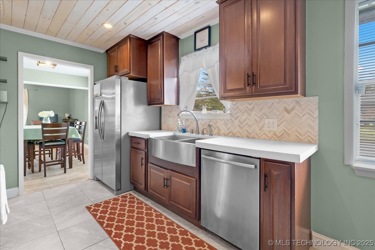 700 N Village Avenue