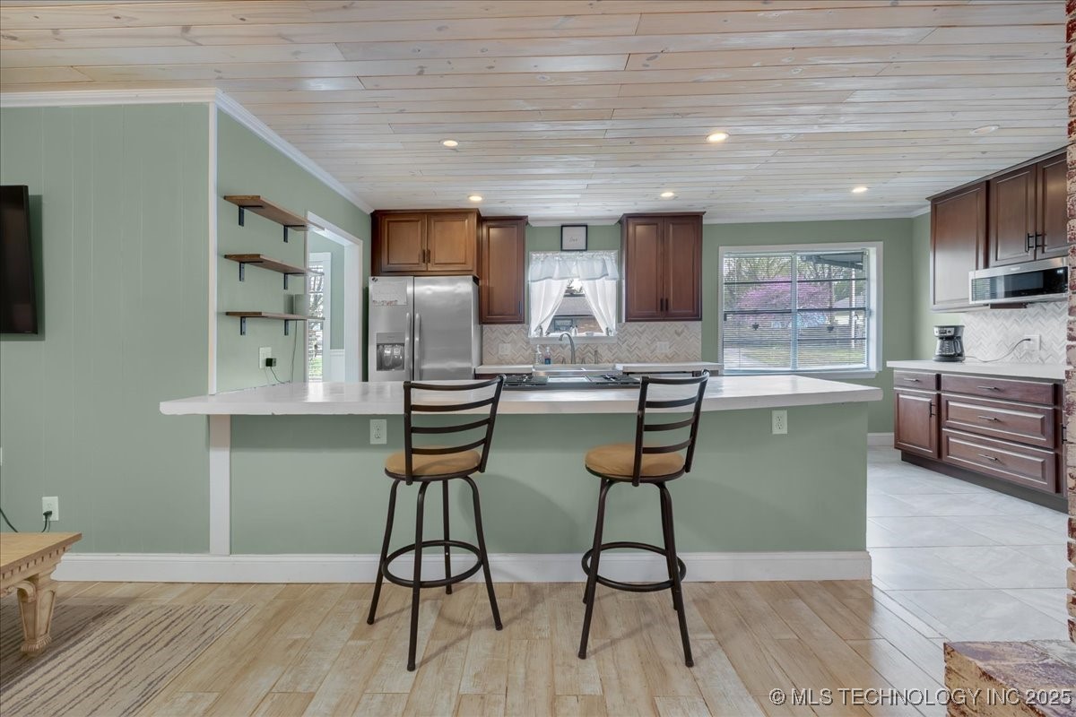 700 N Village Avenue