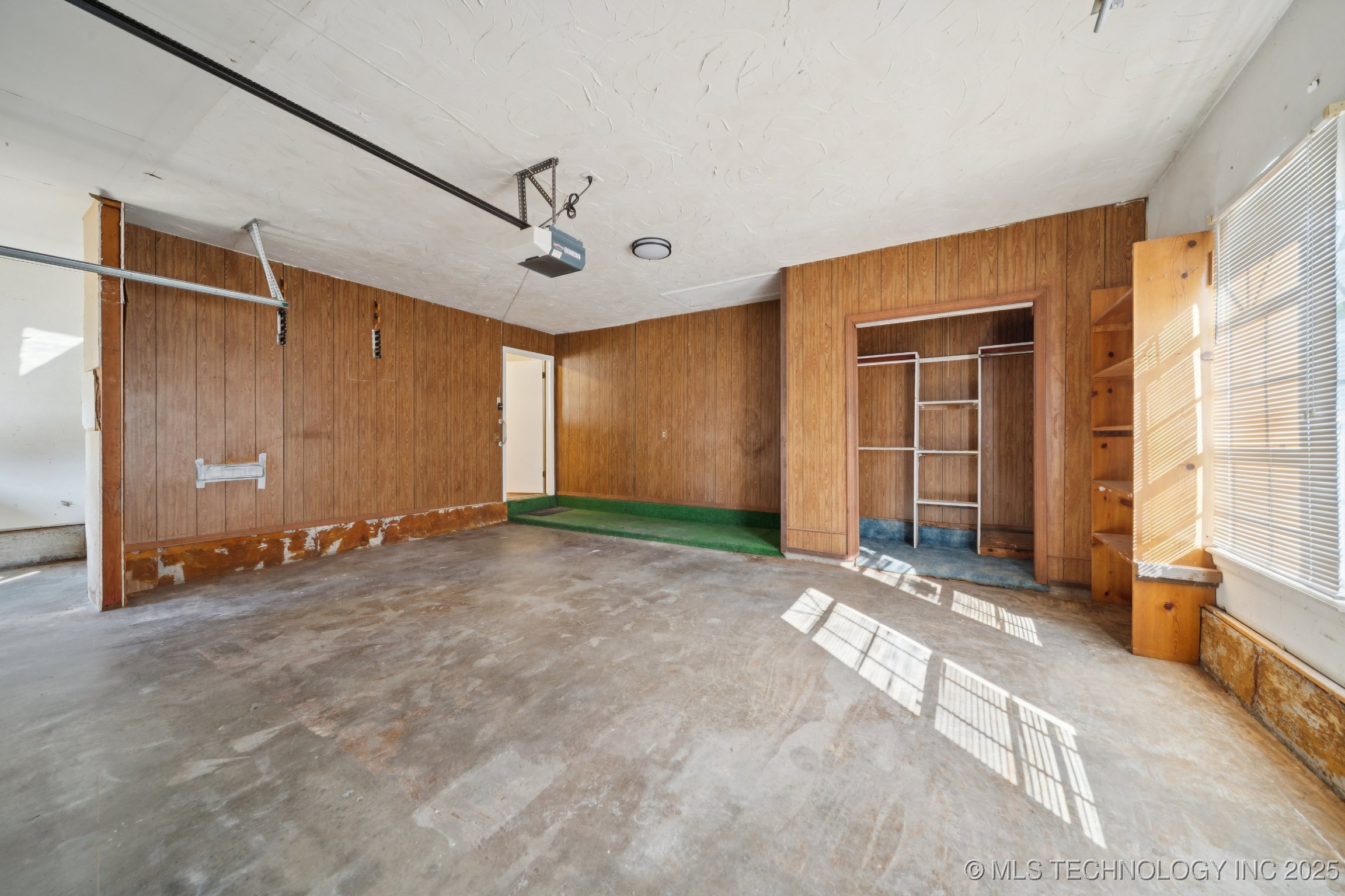 9726 S Houston Avenue