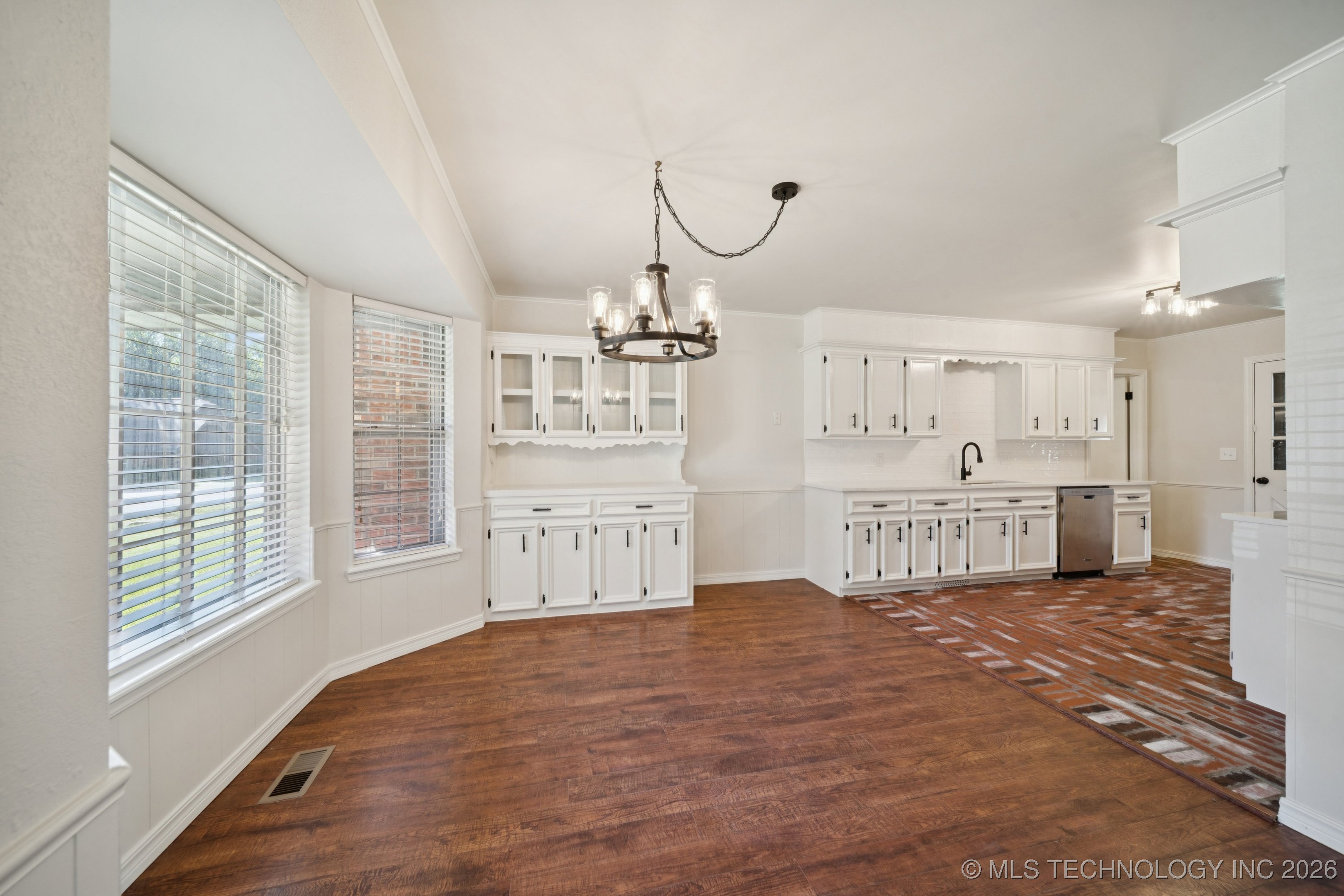 9726 S Houston Avenue