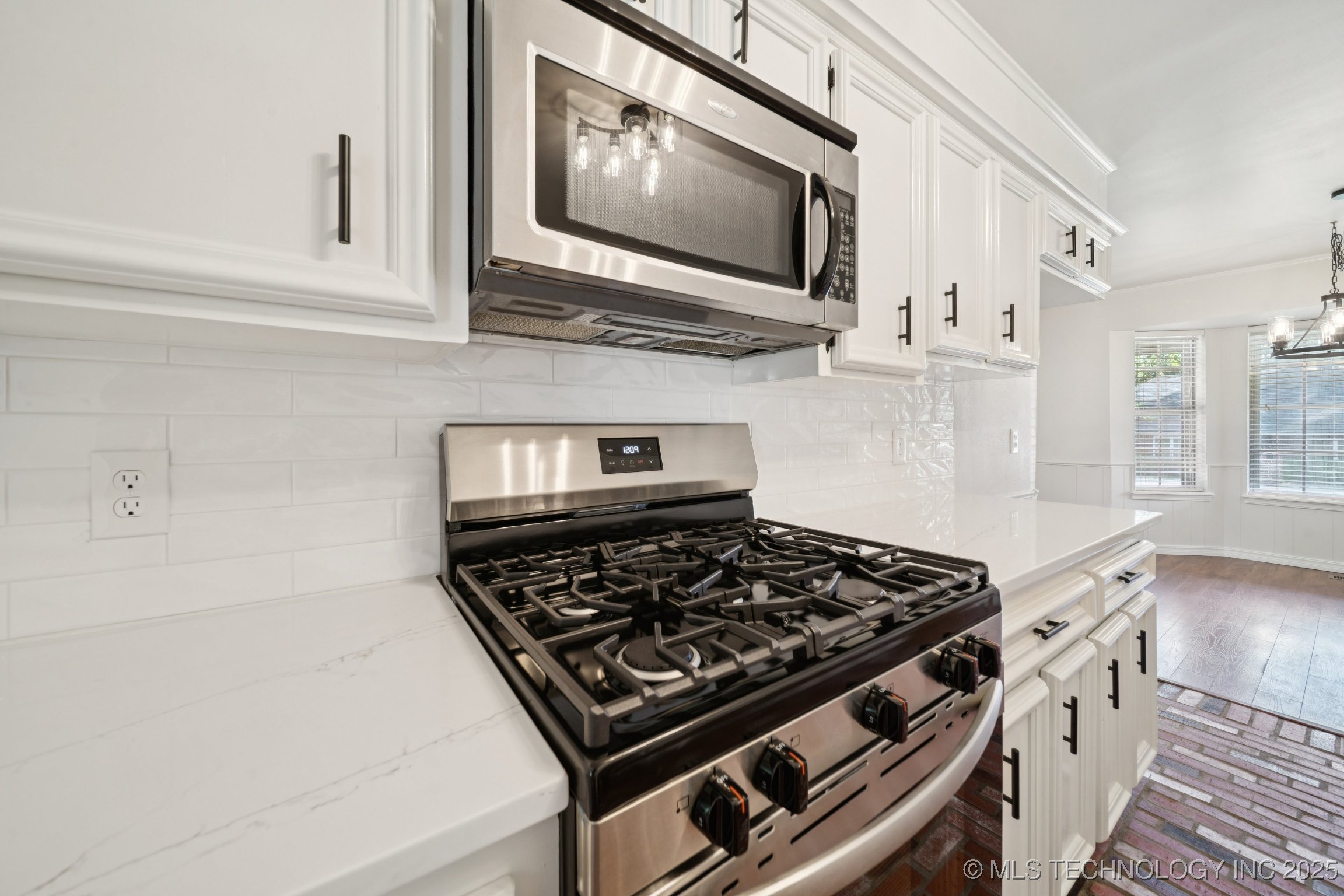 9726 S Houston Avenue