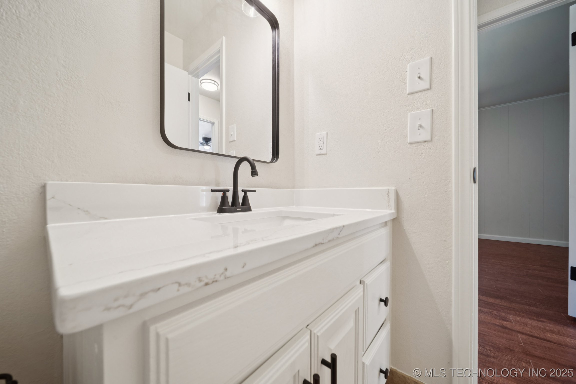 9726 S Houston Avenue