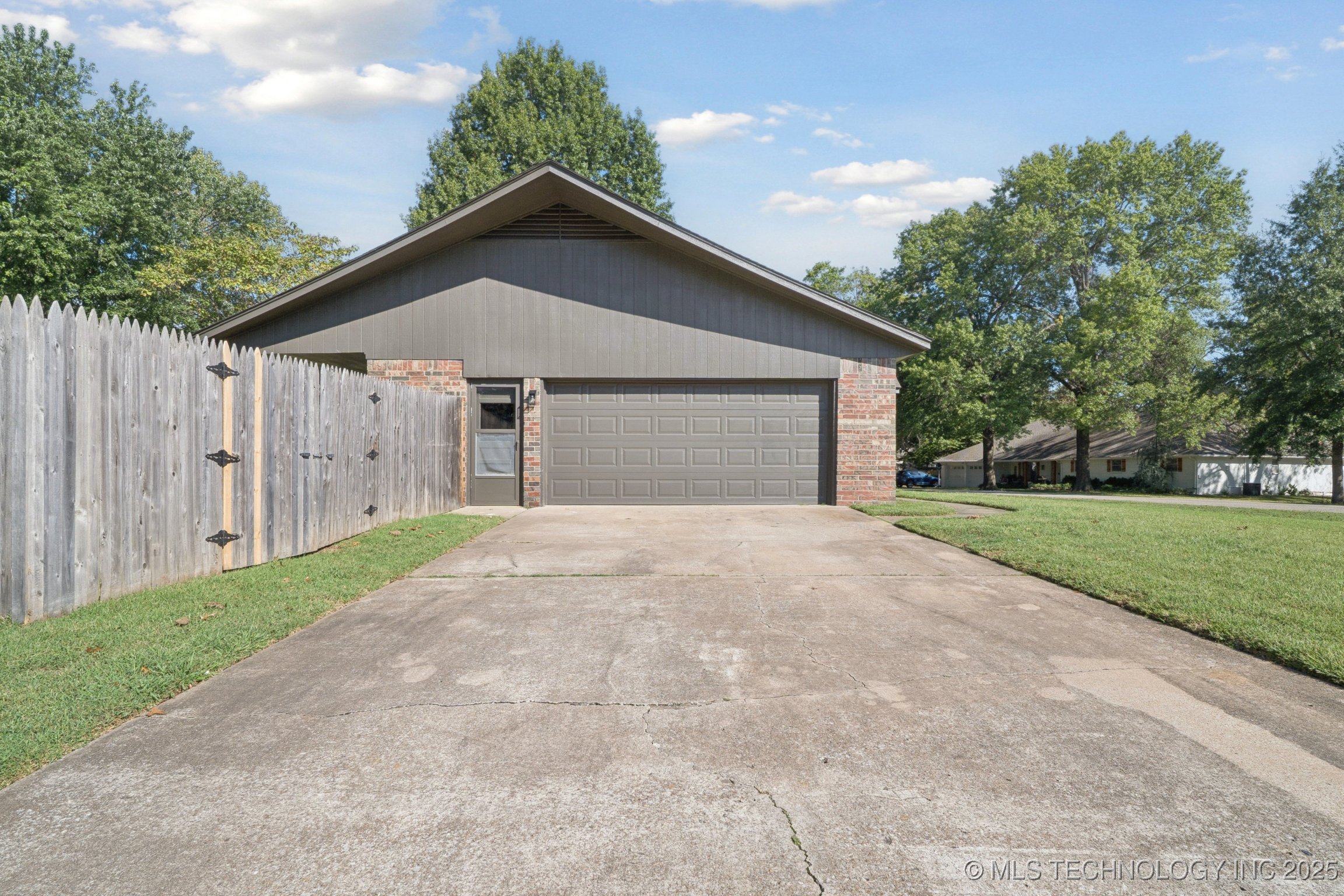 9726 S Houston Avenue