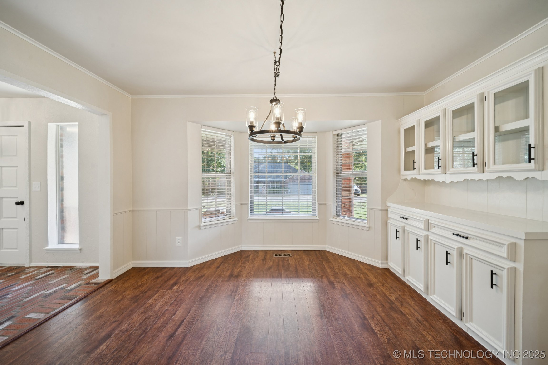 9726 S Houston Avenue