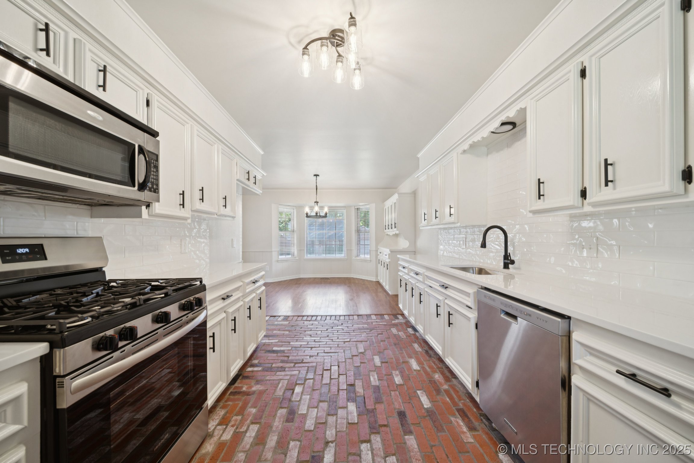 9726 S Houston Avenue