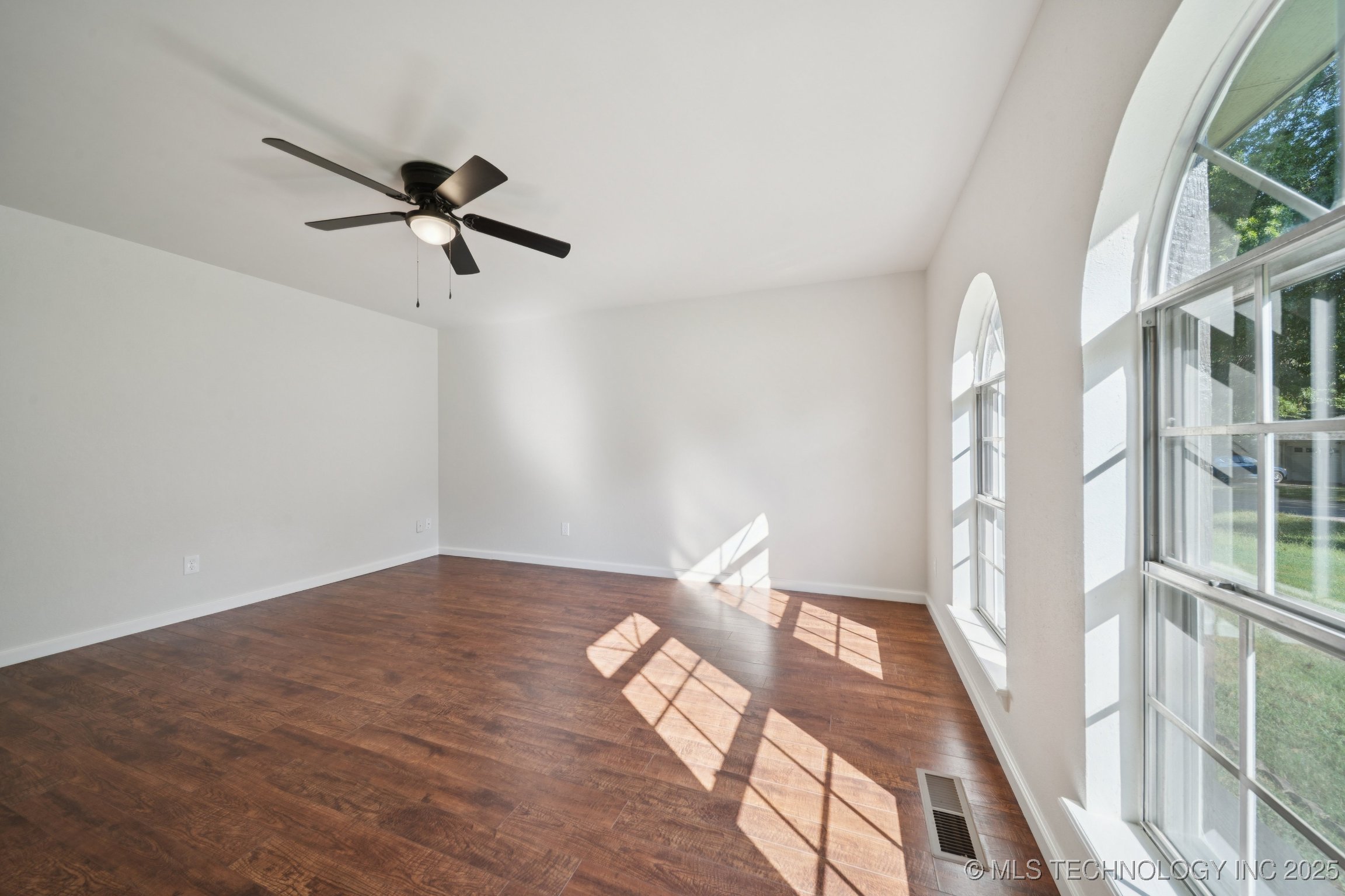 9726 S Houston Avenue