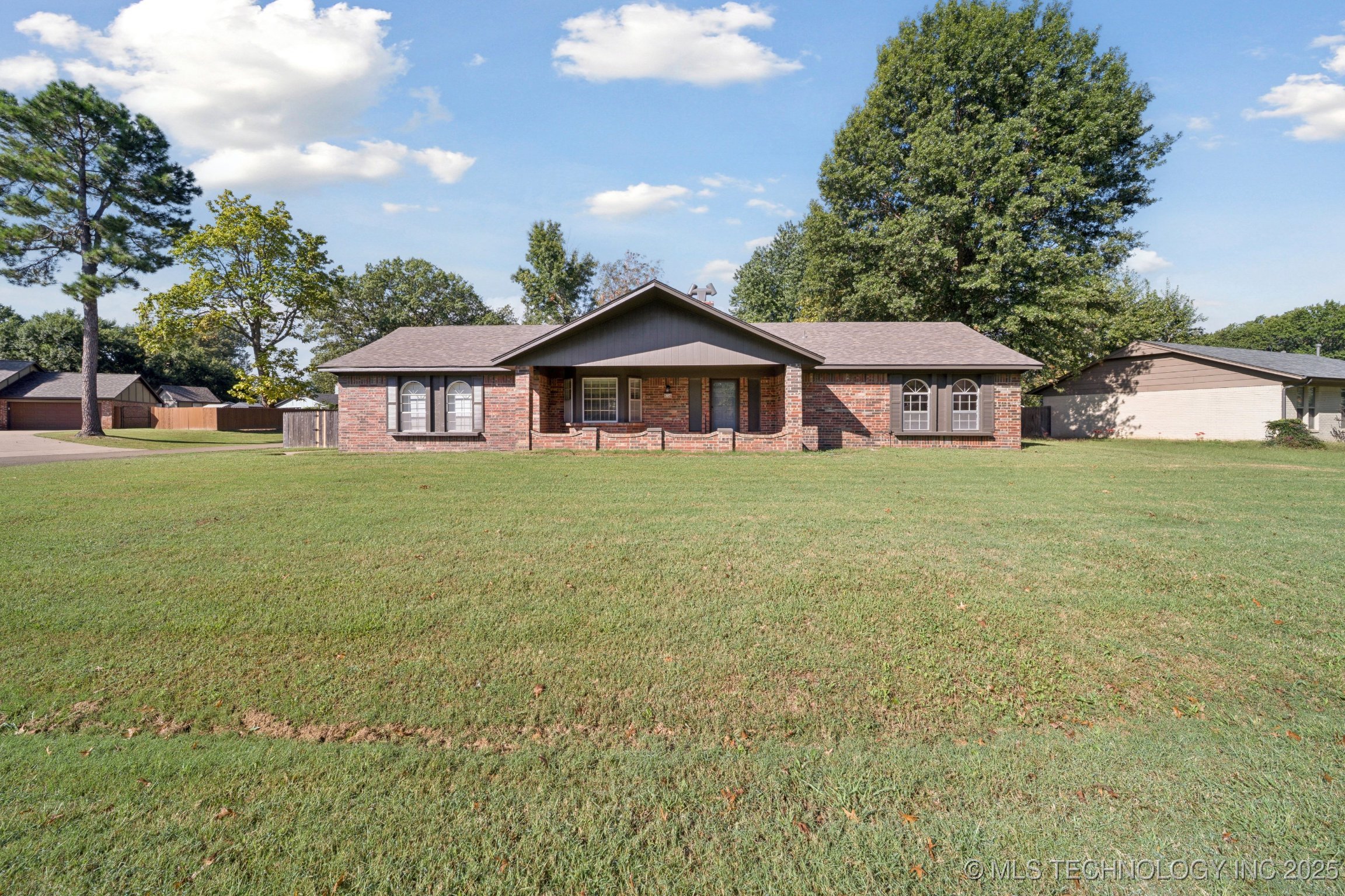 9726 S Houston Avenue