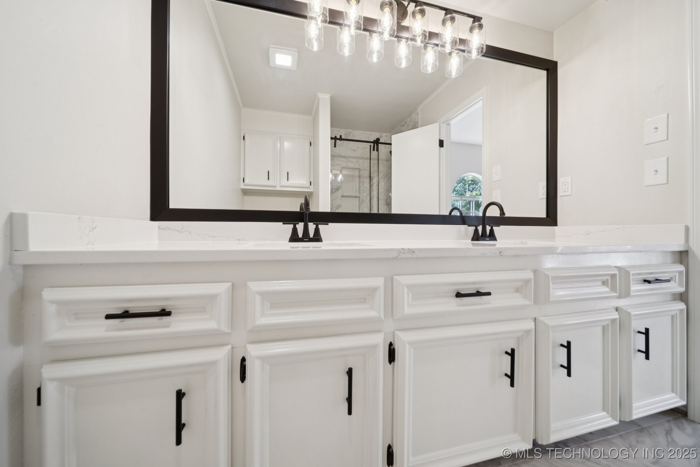 9726 S Houston Avenue