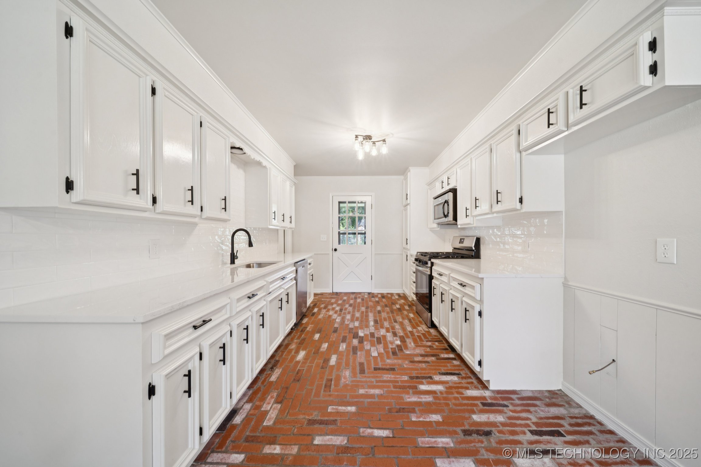 9726 S Houston Avenue