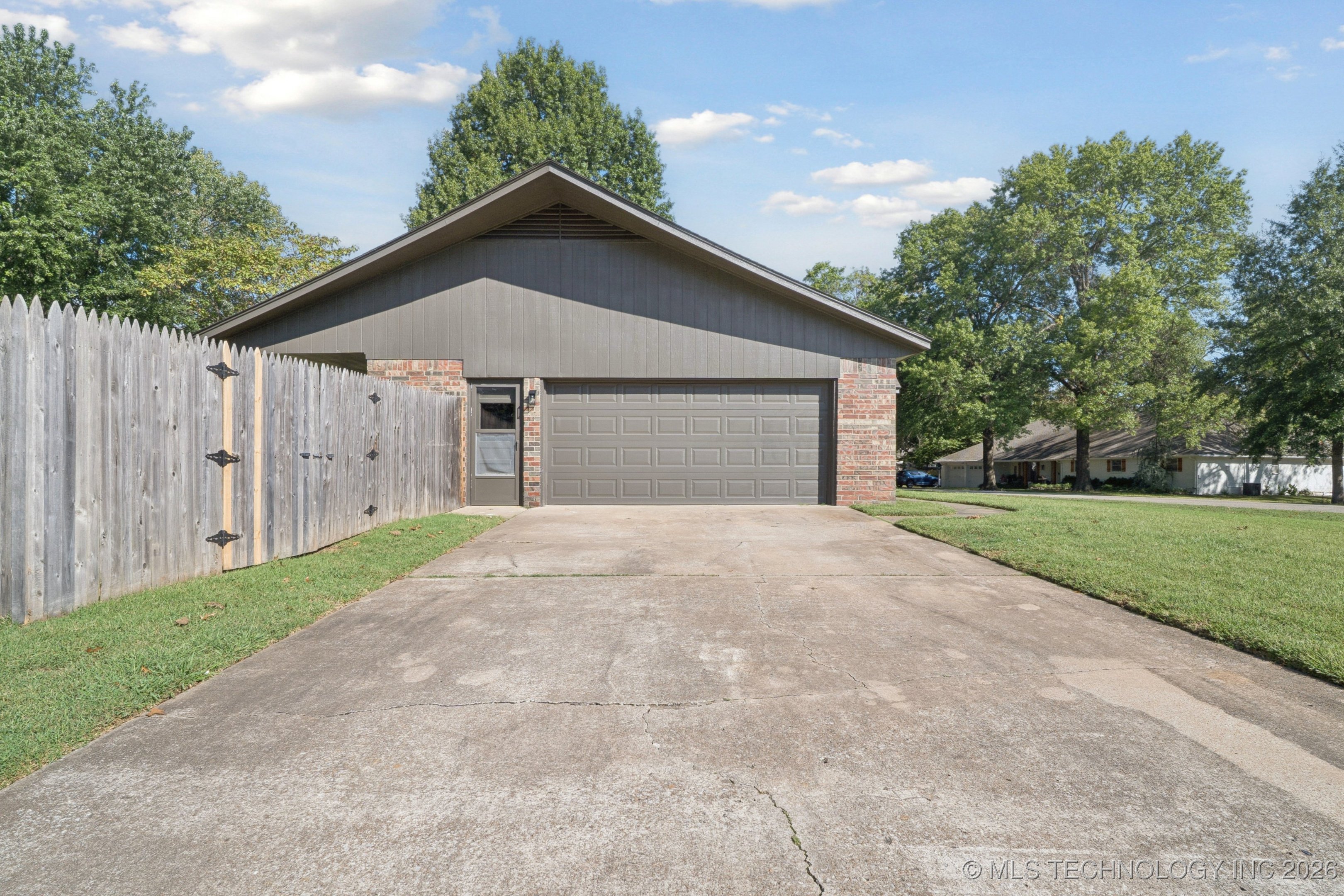 9726 S Houston Avenue