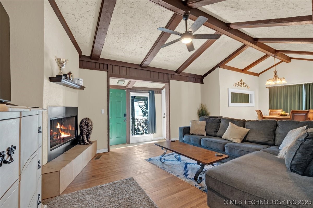 1527 E 50th Street