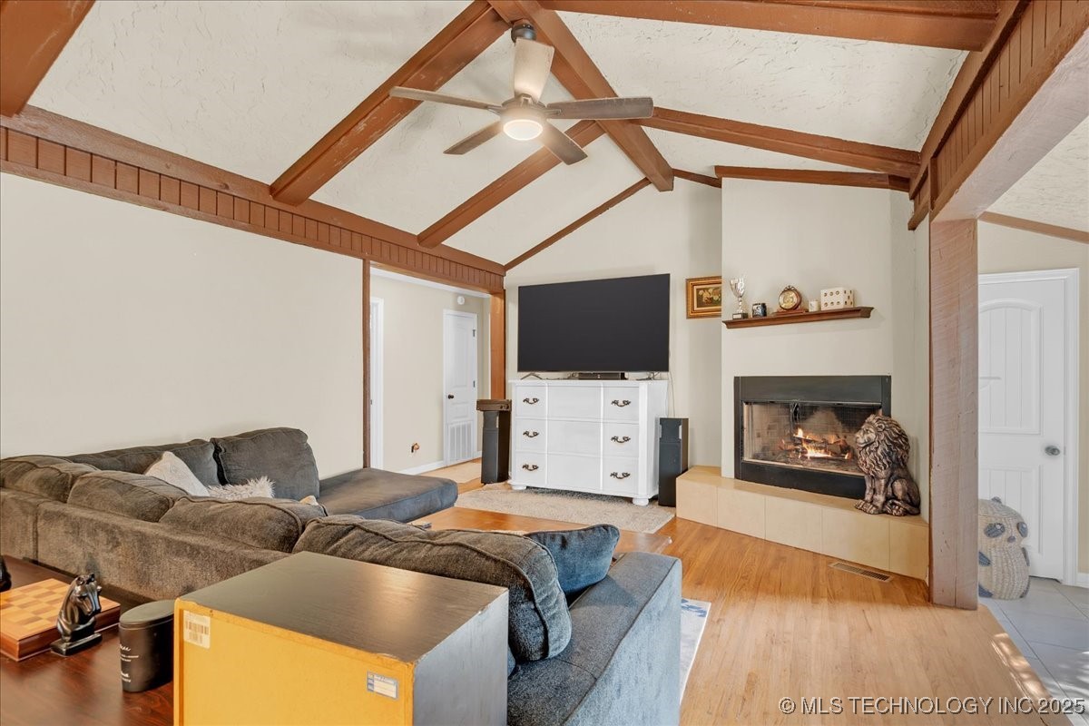 1527 E 50th Street