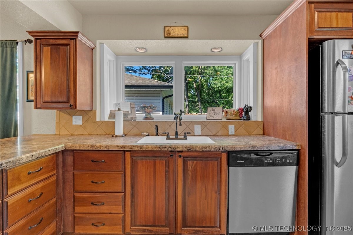 1527 E 50th Street