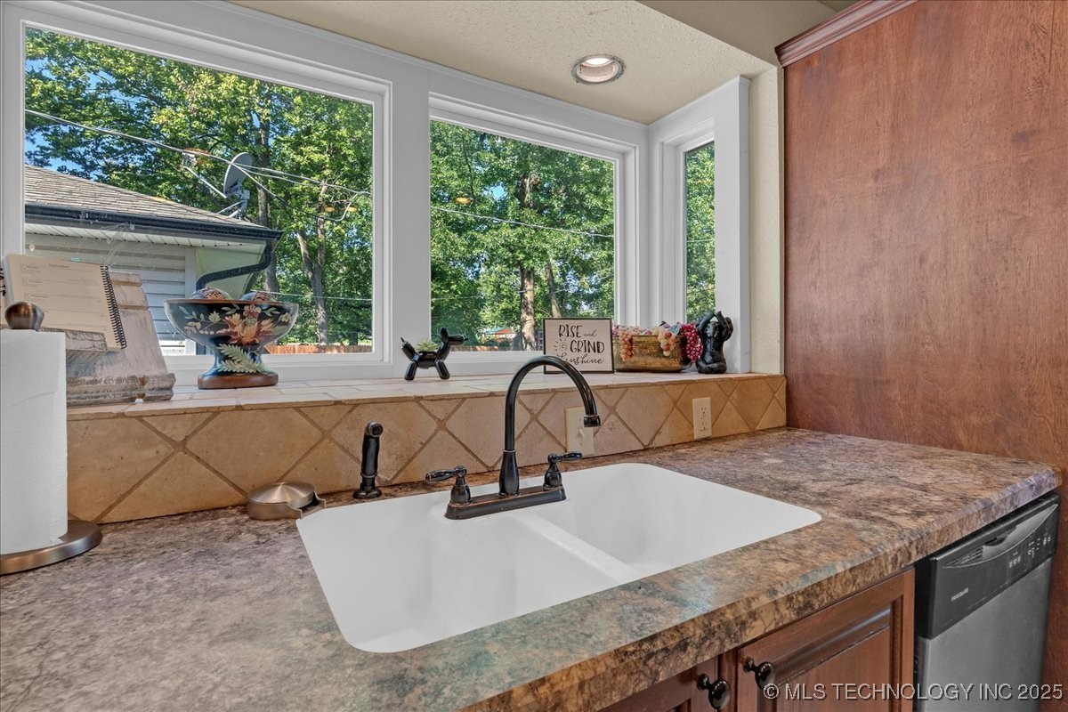 1527 E 50th Street