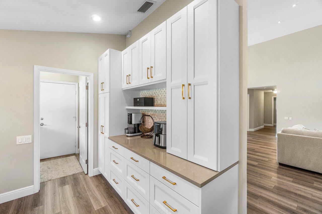 6141 Hook Lane