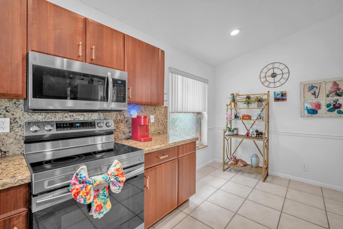 9883 Harbour Lake Cir