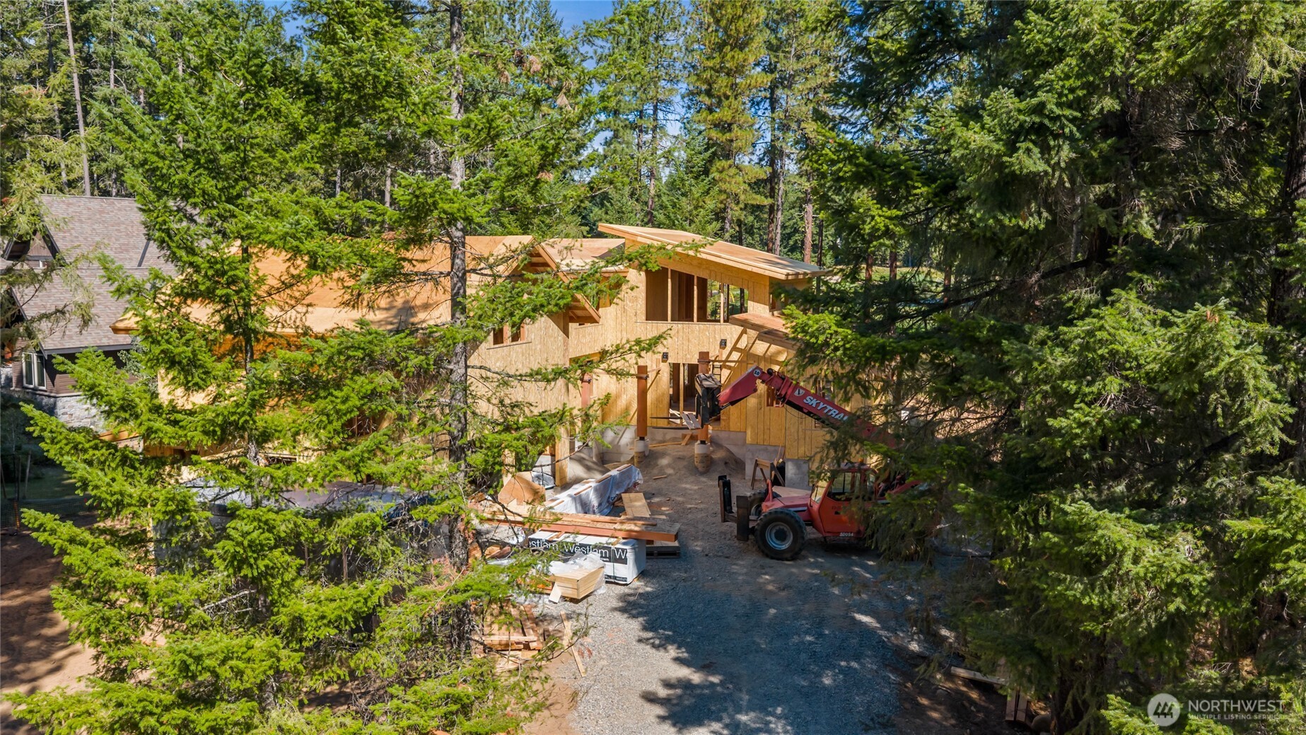 1060 Larkspur Loop