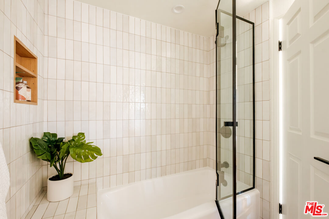 240 S Mentor Ave Unit: 1