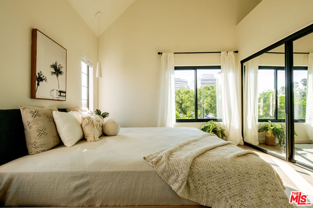 240 S Mentor Ave Unit: 1