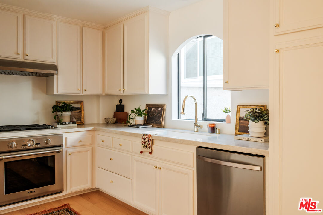 14322 Dickens St Unit: 2