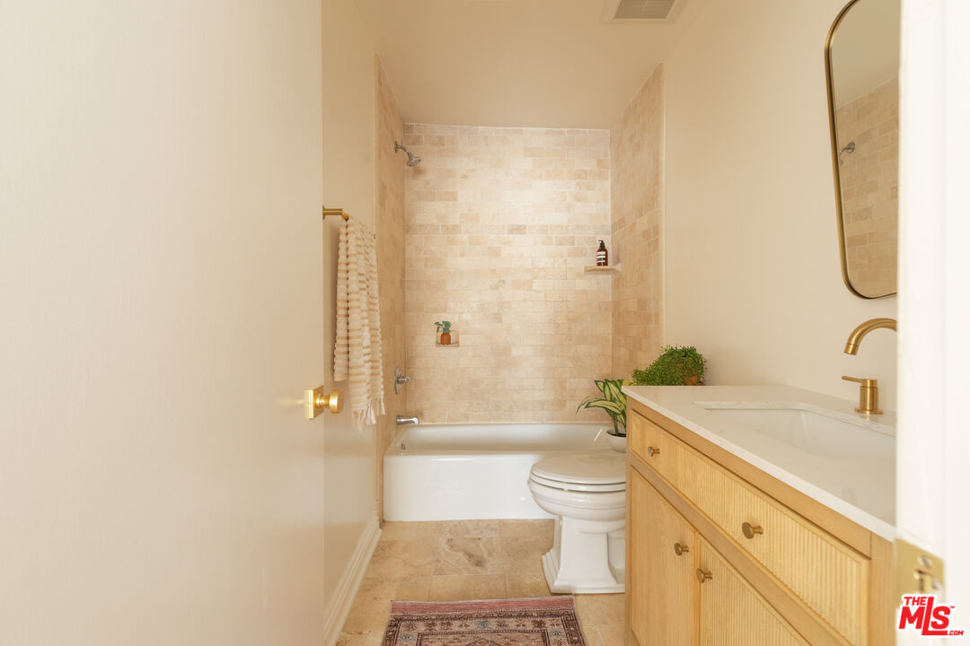 1304 Berkeley St Unit: 3