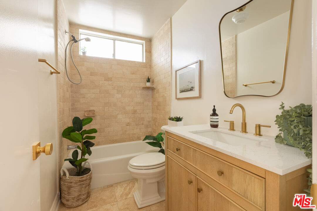 1304 Berkeley St Unit: 3