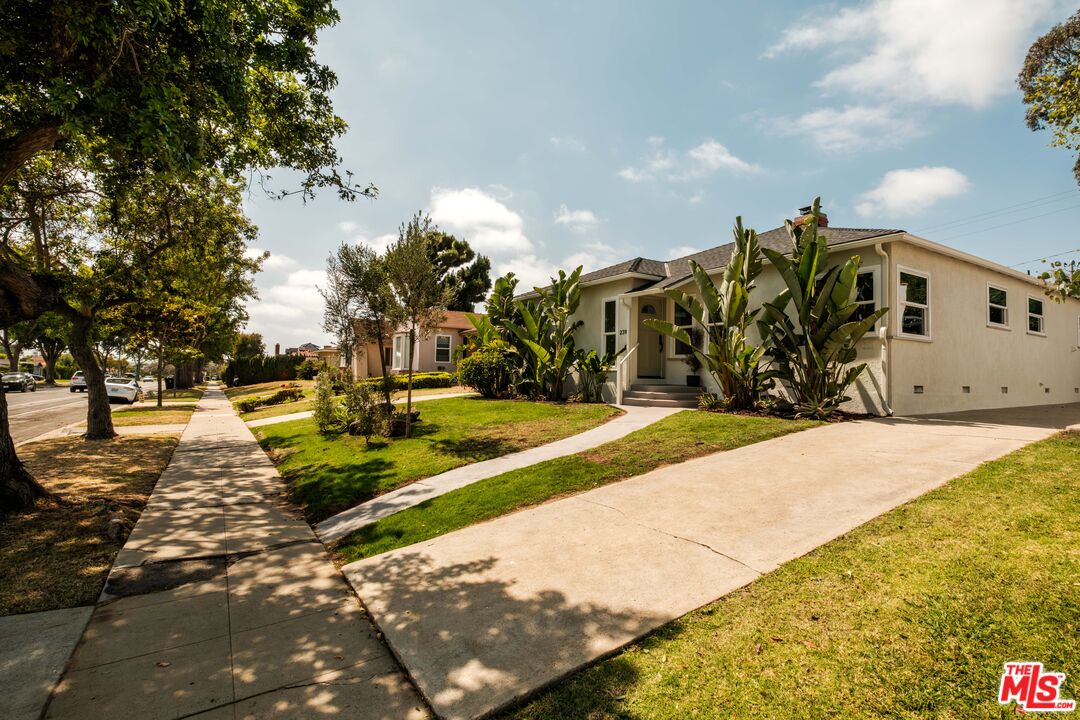 239 W Fairview Blvd