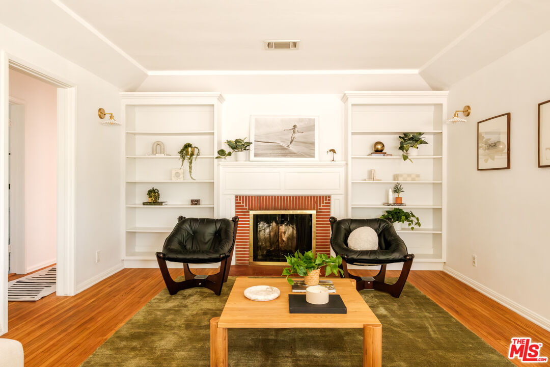 239 W Fairview Blvd