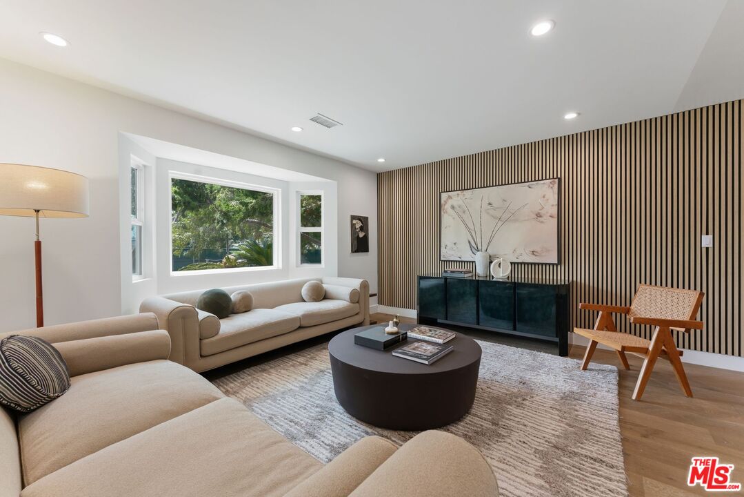 10811 Farragut Dr