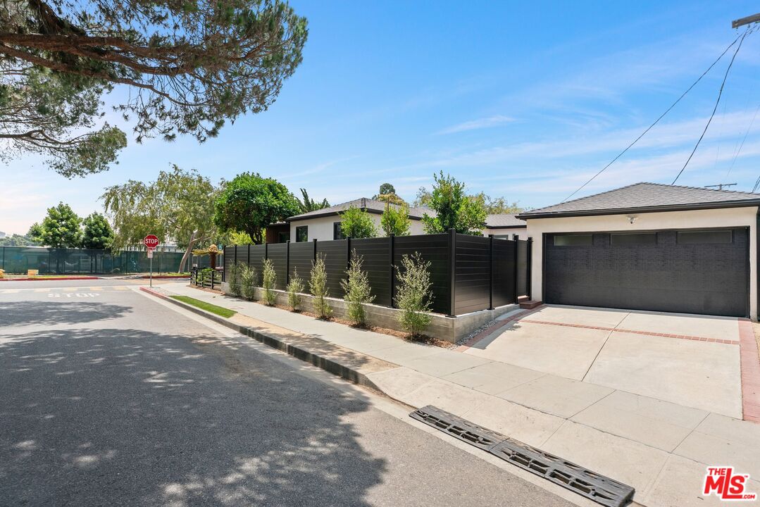 10811 Farragut Dr