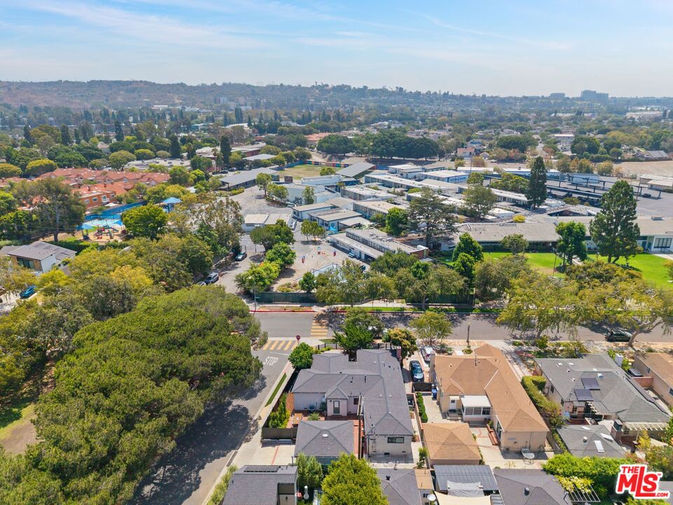 10811 Farragut Dr