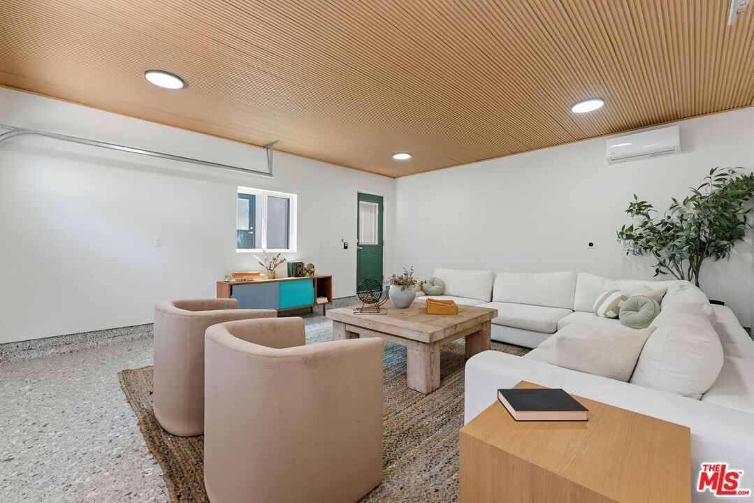 10811 Farragut Dr