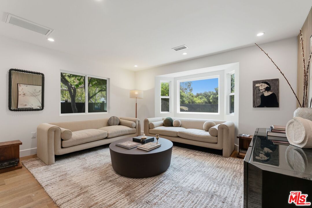 10811 Farragut Dr