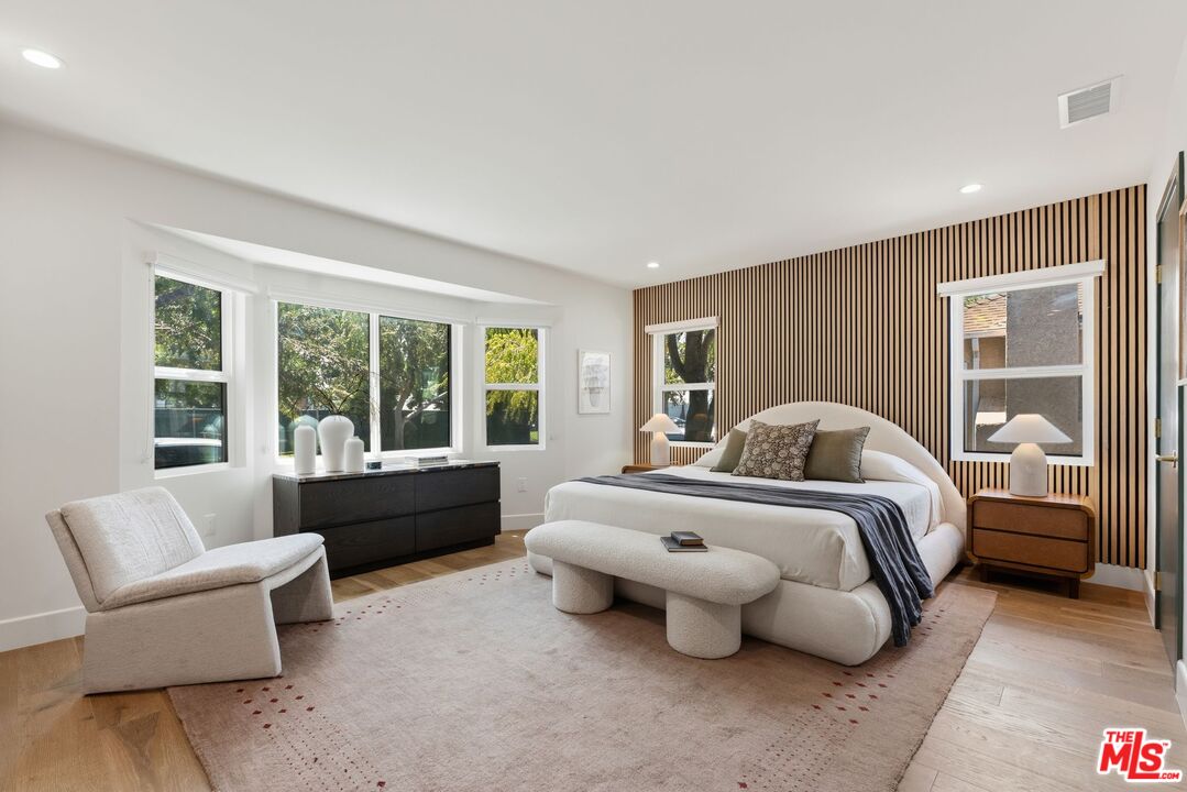 10811 Farragut Dr