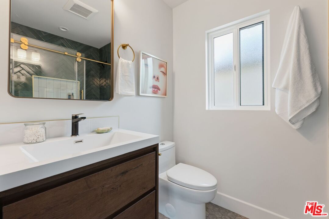 10811 Farragut Dr