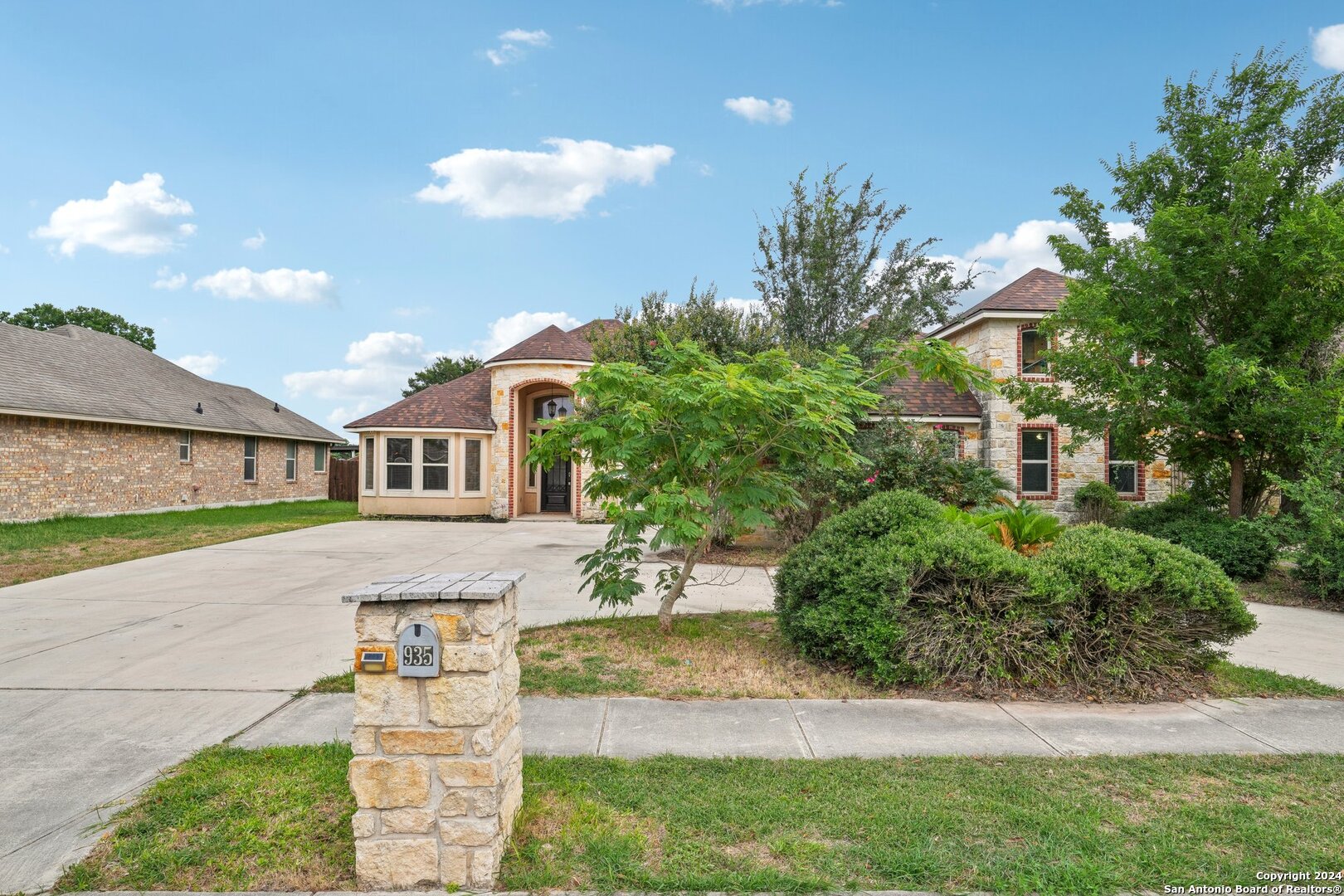 935 Divine Way
