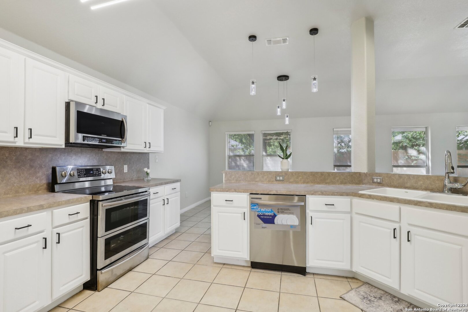 1221 LUCKENBACH