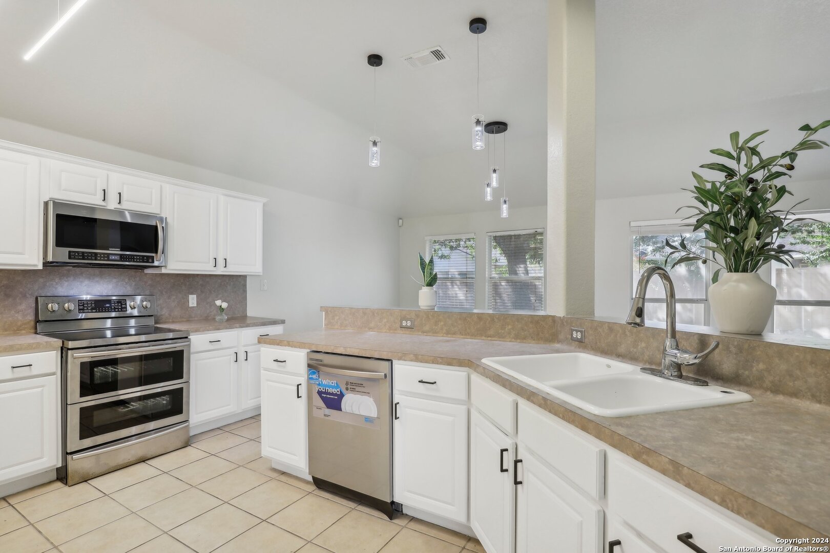 1221 LUCKENBACH