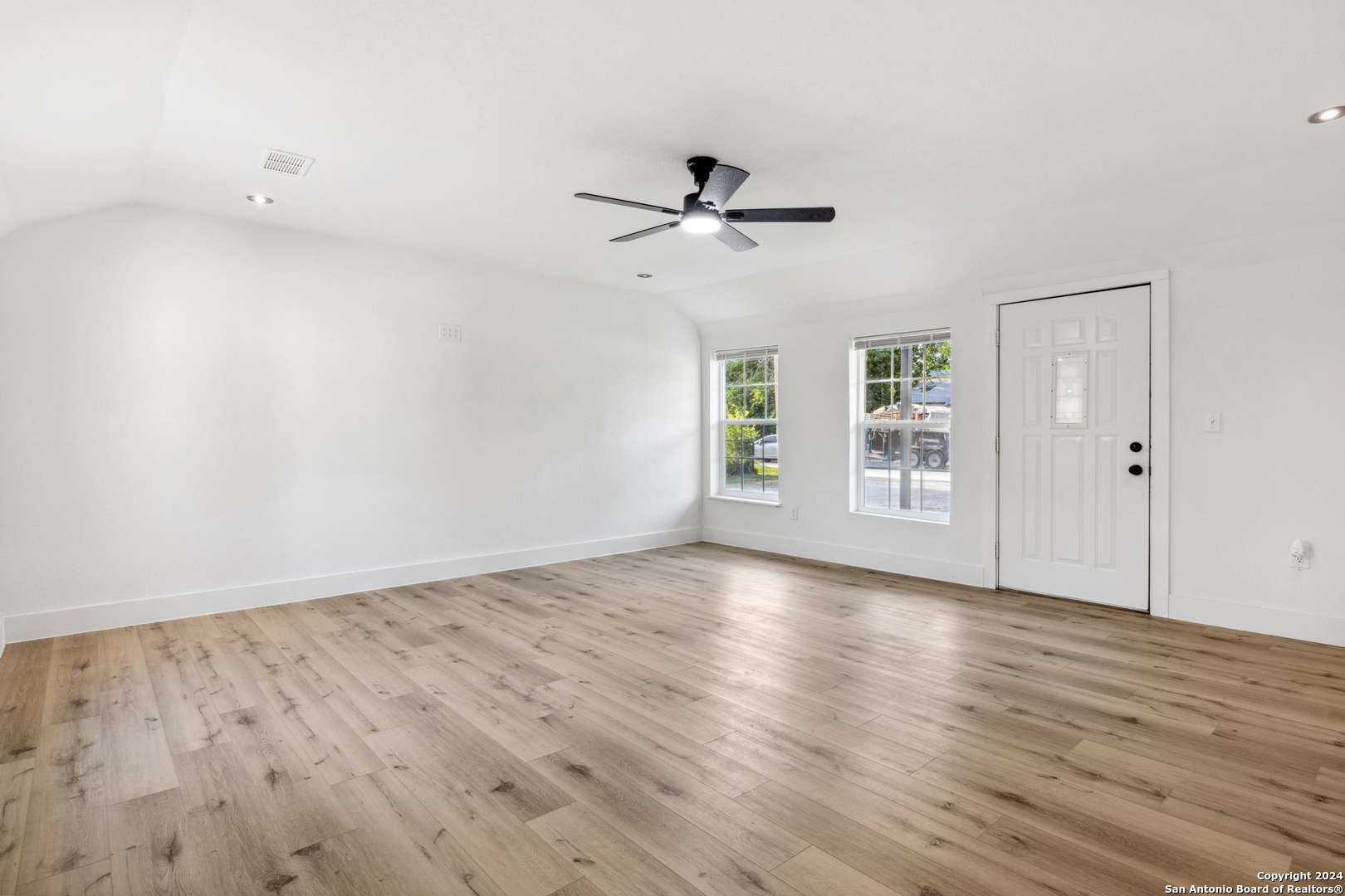 158 W PETALUMA BLVD
