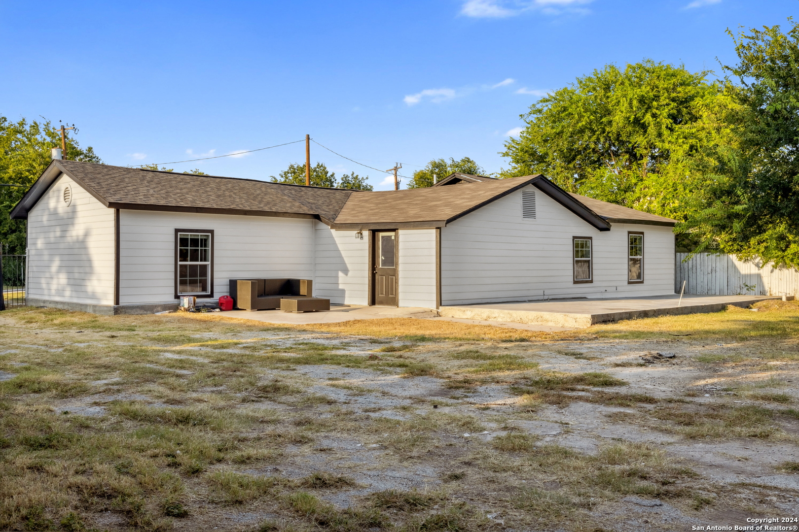 158 W PETALUMA BLVD