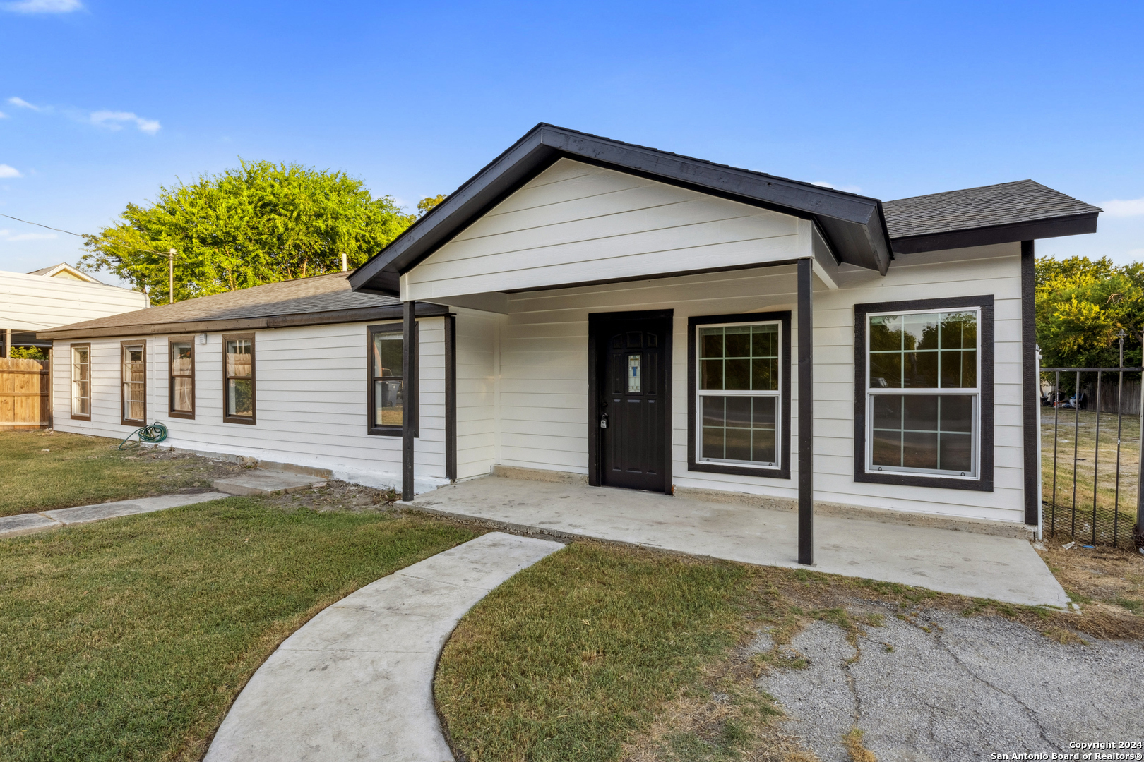158 W PETALUMA BLVD