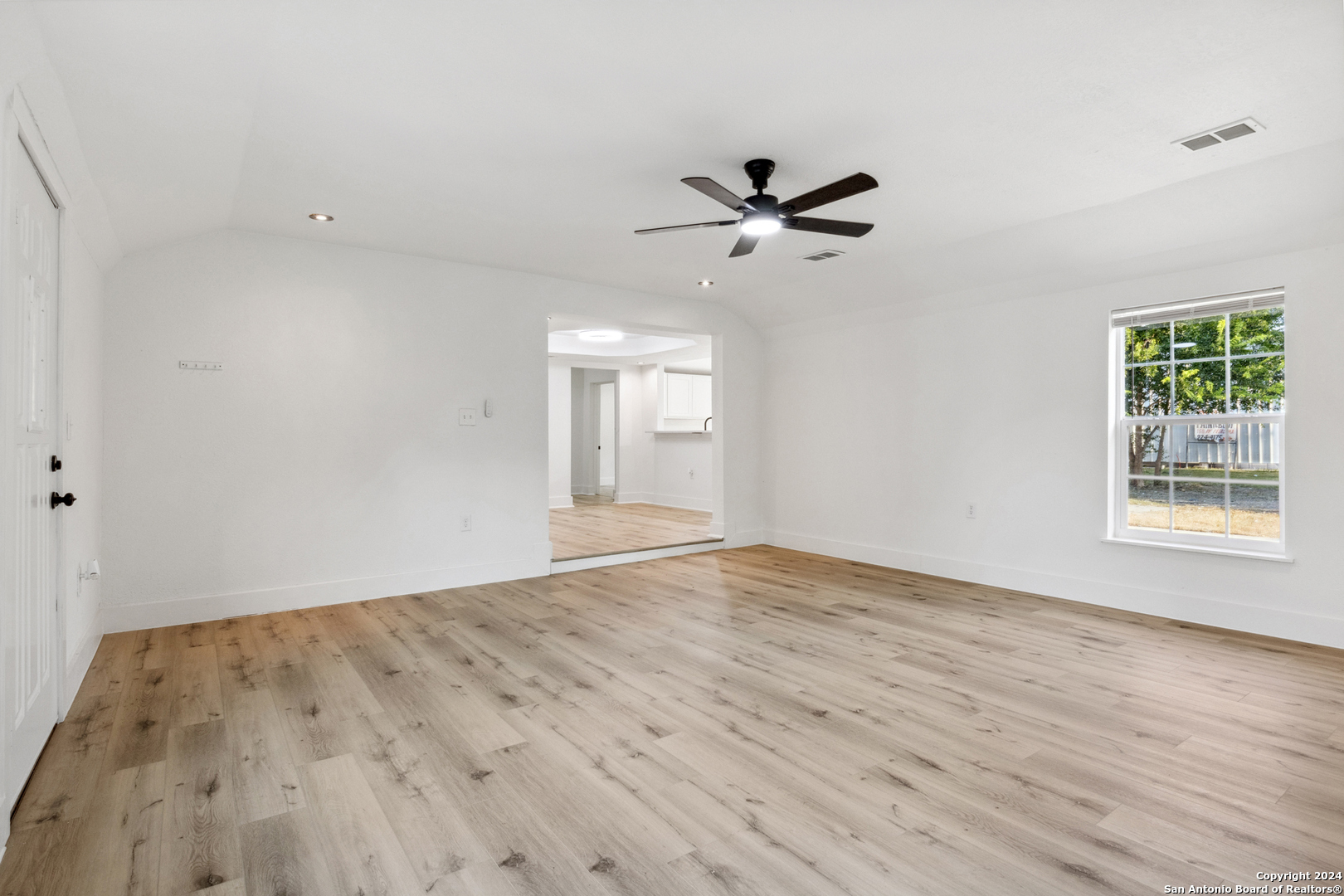 158 W PETALUMA BLVD
