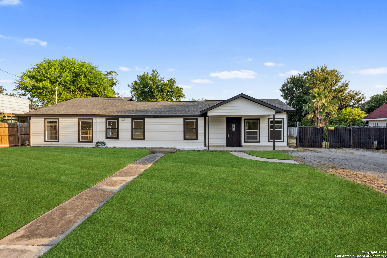 158 W PETALUMA BLVD