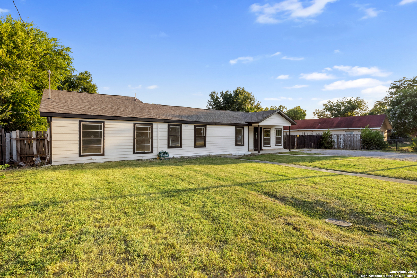 158 W PETALUMA BLVD