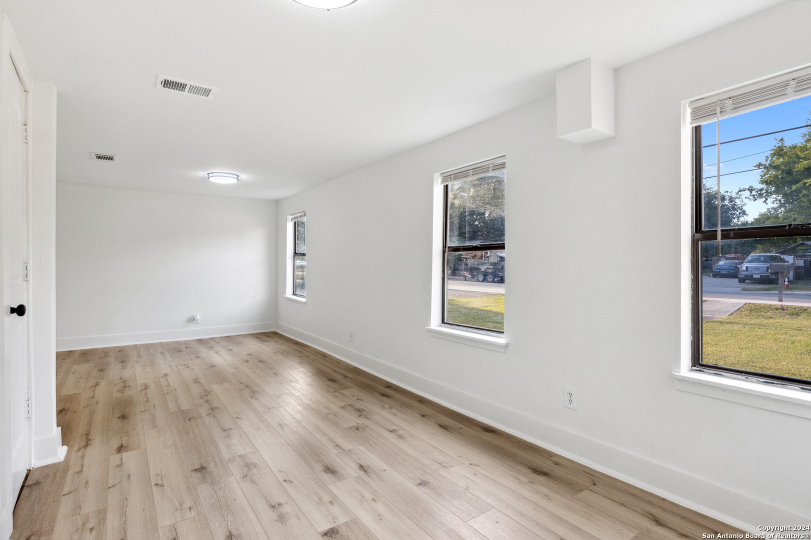 158 W PETALUMA BLVD